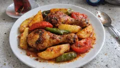 Tek tepside fırında patatesli tavuk but: salçalı sosla nar gibi kızarıyor