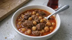 Lokum gibi etli nohut tarifi: salçayı kısa kavurunca kıvamı tam tutuyor