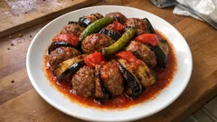 Fırında Kazan Kebabı: Patlıcan arası köfteyi salçalı sosla tek tepside pişirin