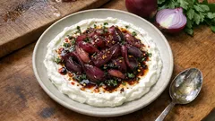 Yoğurtlu kırmızı soğan mezesi: nar ekşisiyle dengeli, sofrayı tamamlayan pratik tarif