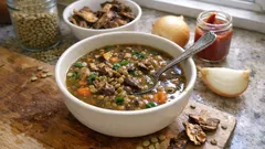 Tek tencerede porçini mantarlı yeşil mercimek çorbası: kokusu evi sarar