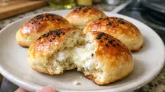 Kaymaklı peynirli poğaça: puf puf kabaran, uzun süre yumuşak kalan tarif