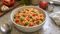 Sebzeli arpa şehriye pilavı: tek tencerede tane tane, renkli bir eşlikçi