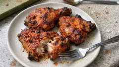 Yoğurtlu salçalı sosla fırında piliç pirzola: kurumadan, tam kıvamında