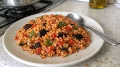 Tek tencerede salçalı sebzeli bulgur pilavı: patlıcanlı, tane tane