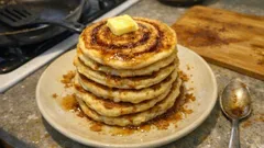 Tavada tarçın spiralli pankek: puf puf kabaran, mis gibi bir kahvaltılık