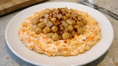 Nohutlu Havuç Tarator: Yoğurtlu Mezenin Üzerine Nefis Soğanlı Harç