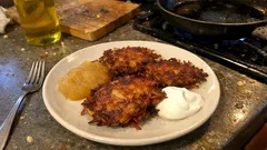 Çıtır patates latke tarifi: dağılmayan kıvam ve yanında ev yapımı elma sosu