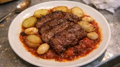 Fırında salçalı antrikot: önce mühürle, sonra patatesle birlikte sulu sulu pişir