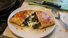 Tek tavada pancar yapraklı kapalı haçapuri: ince hamur, bol peynirli iç harç