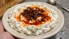 Köz Patlıcanlı Atom Meze: Sarımsaklı yoğurt ve acı yağ sosuyla tam kıvamında