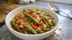 Ege usulü zeytinyağlı taze börülce: domatesli, sarımsaklı ve dağılmadan pişer