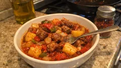 Fırında Etli Arap Tava: borcamda tek kapta, yumuşacık etli pratik tepsi yemeği