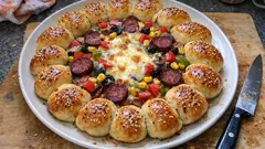 Kenarları poğaça gibi kapanan doyuran tepsi pizza: tek tepside bol malzemeli