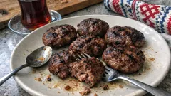 Evde kasap köftesi: soğan suyuyla sulu kalan, tavada tam kıvamında tarif