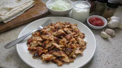 Evde fırında tavuk döner: rulo tekniğiyle dağılmadan, lokanta tadında