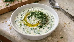 Bitlis Cacığı tarifi: elma sirkesi ve zeytinyağıyla ferah, sulu kıvam