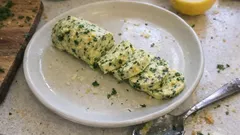 Alman usulü otlu tereyağı (Kräuterbutter): sarımsak ve limonla aroması yerinde tarif
