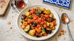 Az yağla fırında sebze kızartması: tek tepside, domates soslu pratik tarif