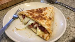 Katlama Tekniğiyle Karışık Lavaş Tost: Pastırmalı, Kaşarlı, Dışı Çıtır İçi Akışkan