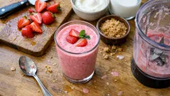 Pürüzsüz Çilekli Smoothie Tarifi: Süt ve Yoğurtla 5 Dakikada Hazır