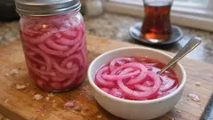 Kırmızı Soğan Turşusu: 1 Günde Hazır, Kebap Yanına Yakışan Ekşi-Tatlı Lezzet