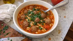 Minik köfteli şehriye çorbası: domatesli, pratik ve doyurucu ev usulü tarif
