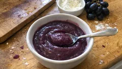 Karadeniz usulü pepeçura: siyah üzümle, nişasta ve mısır unuyla tam kıvamında