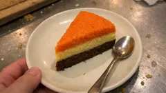 Üç Renkli İrmik Tatlısı: Kakao, Limon ve Havuç Katmanlarıyla Dilim Dilim