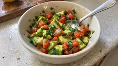 10 dakikada avokadolu kahvaltı salatası: limon ve zeytinyağıyla ferah