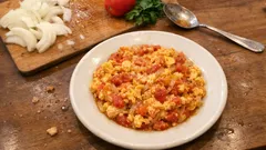 Soğanı kısık ateşte tatlandırın: Domatesli yumurta kahvaltıda tam kıvamında oluyor