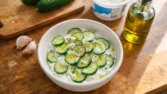 Salatalık Kabuklarını Değerlendiren Yoğurtlu Salata: Ferah ve Çok Pratik