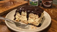 Fırınsız kedi dilli profiterol: pürüzsüz kreması ve çikolata sosuyla tam kıvamında