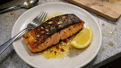 10–12 dakikada tavada somon: sarımsaklı, çıtır derili ve sulu