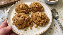 Tam kıvamında cevizli un helvası: şerbeti sıcak tutunca pürüzsüz oluyor