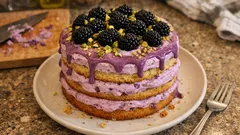 Böğürtlenli yaş pasta: Tek kremayla kolay, dilim dilim düzgün çıkan tarif