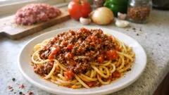 Kıymalı makarna tarifi: domatesli sosuyla tam kıvamında, pratik ev yemeği
