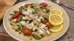 Sebze yatağında fırında mezgit: kurutmadan, kokusunu az yapan pratik tarif