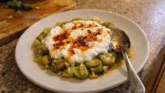 Pırasa Borani Tarifi: Zeytinyağında yumuşacık pırasa, sarımsaklı yoğurt ve biberli yağ