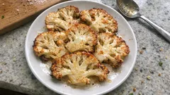 Fırında karnabahar dilimleri: ince kes, kısa sürede yumuşasın, kenarları kızarsın