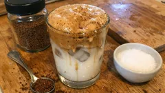 Kavanozda çalkalayarak köpüklü buzlu soğuk kahve: 3–4 dakikada hazır