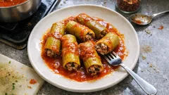 Fırında salçalı sosla kıymalı pırasa dolması: rulo rulo, tam kıvamında