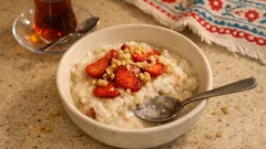 Çilekli güllaç tarifi: sütü kaynatmadan tam kıvamında, hafif Ramazan tatlısı