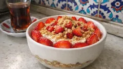 Çilekli Magnolia Puding: kıvamı şaşmayan, buzdolabında lezzeti oturan tarif