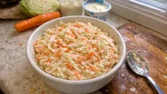 Yoğurtlu mayonezli Coleslaw tarifi: burger yanına çıtır çıtır salata