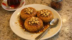 Porsiyonluk Nevzine tarifi: tahinli hamur, pekmezli şerbetle tam kıvamında