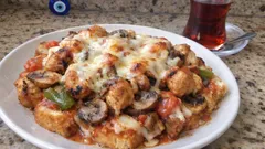 Tost ekmeği tabanında fırında tavuk kebabı: kremalı, mantarlı, tek tepside