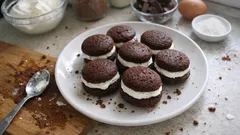 Kek Burger (Sandviç Kek) Tarifi: Yumuşacık kakaolu mini kekler, arası krem şantili