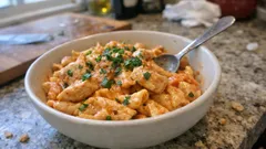 Krem peynirli tavuklu makarna: 30 dakikada tek tavada kremsi soslu tarif