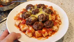 Evde Bursa usulü pideli köfte: fırında lokum gibi köfte, dengeli salçalı sos